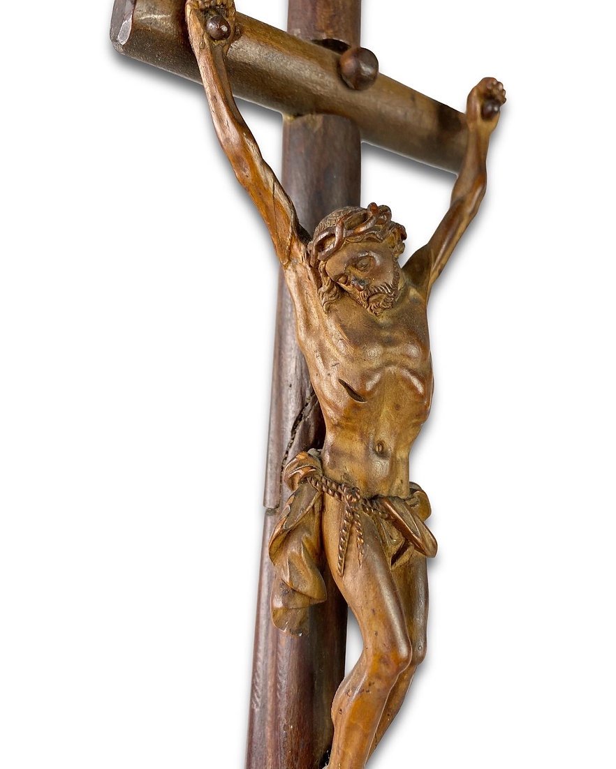 Crucifix Baroque En Bois Fruitier Sculpté En Ronde-bosse. Allemagne Du Sud, XVIIIe Siècle.-photo-2