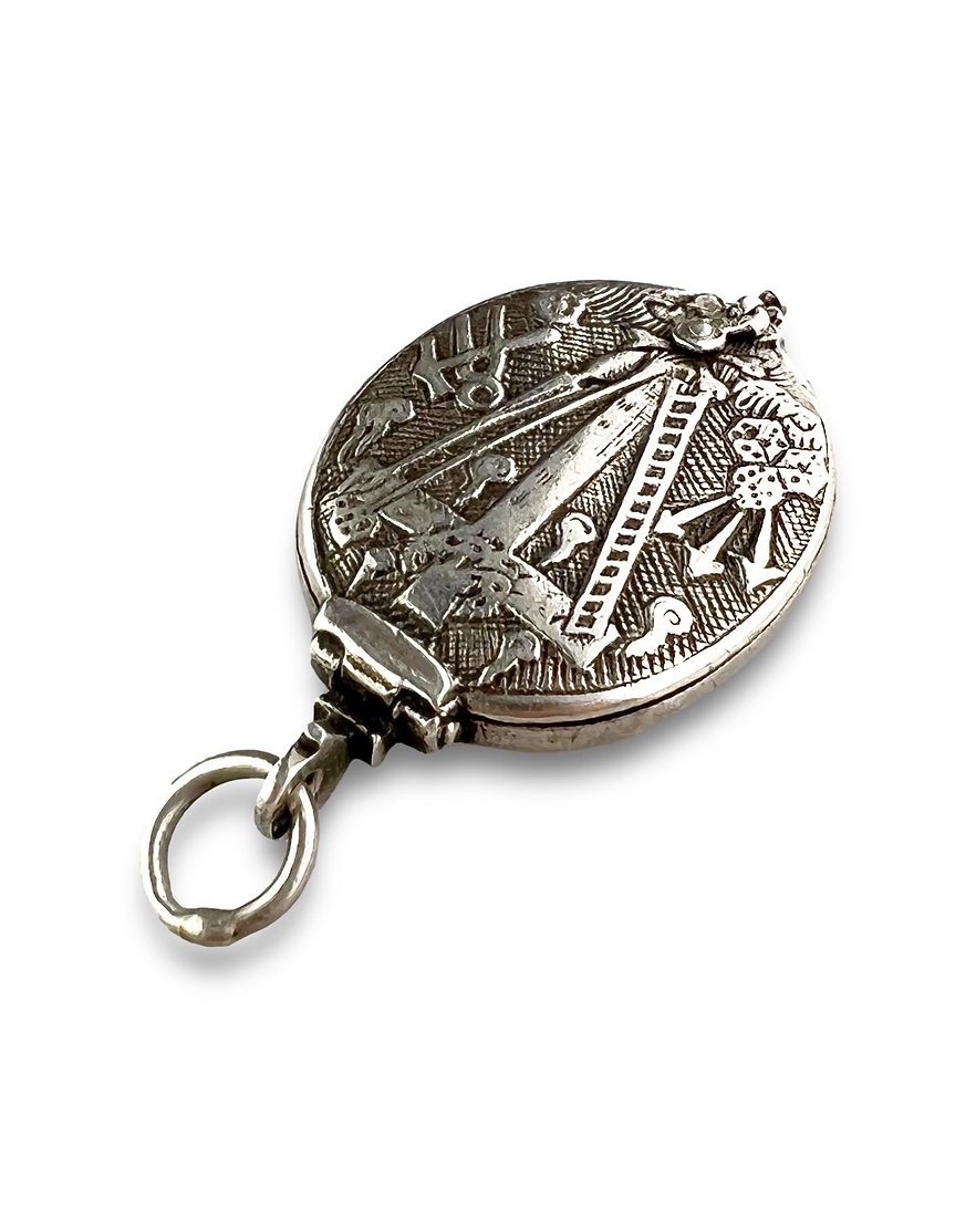 Silver Reliquary Medallion With Objects Of The Passion. French, 17th Century.-photo-4