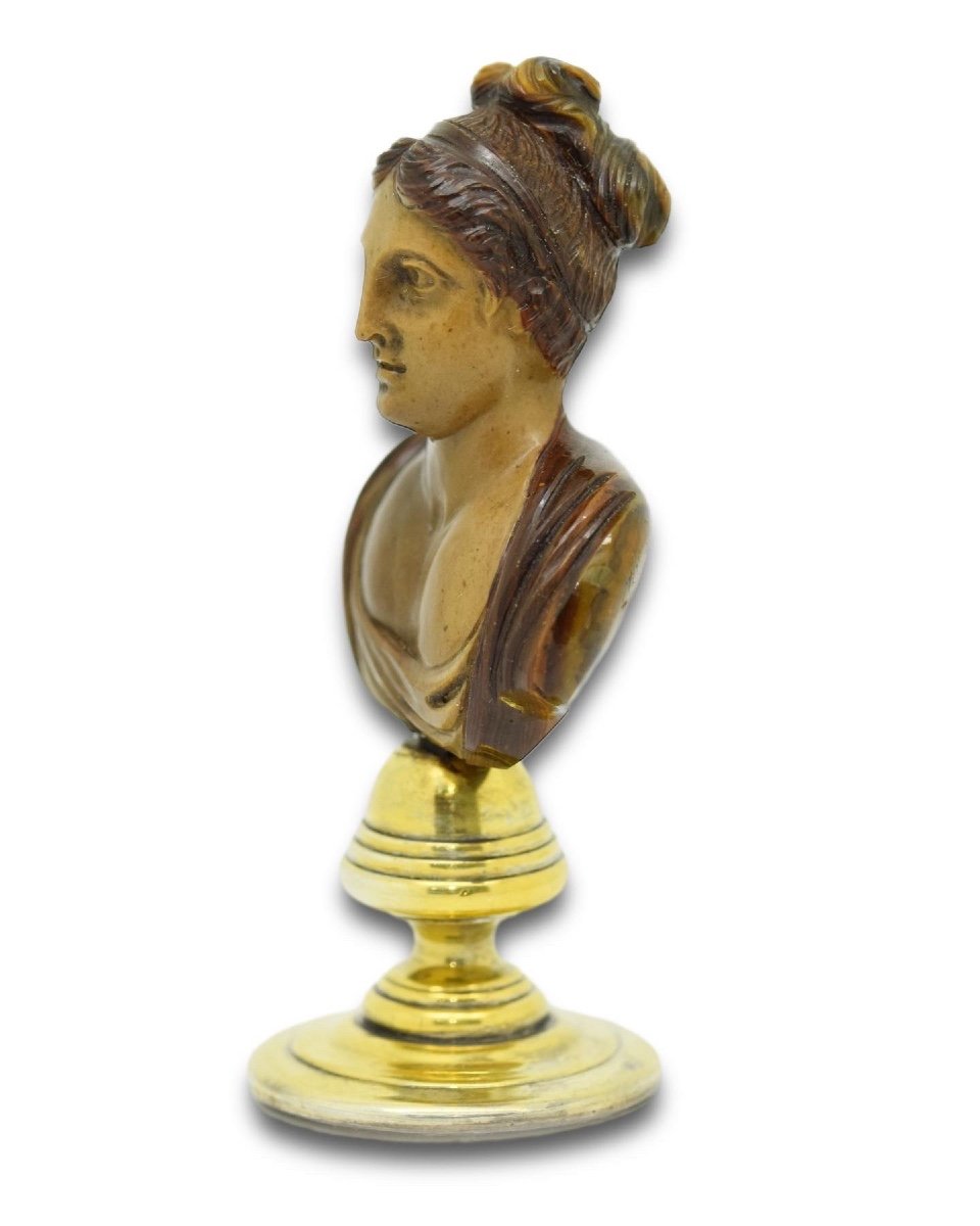 Buste De Femme En Agate Sur Un Socle En Vermeil Tourné. Italien, XVIIIe Siècle. -photo-1