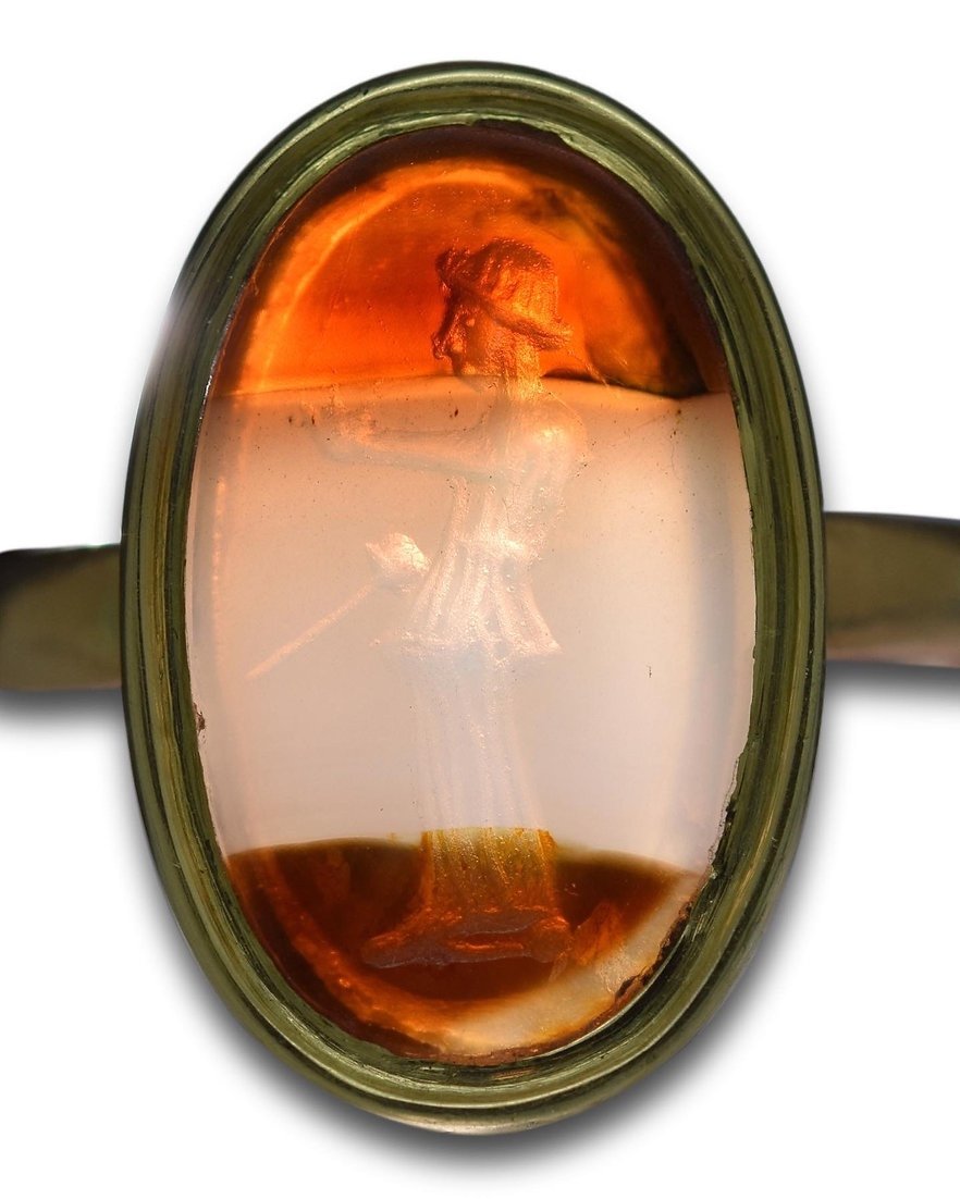Ring With An Italic Intaglio In Banded Agate Of A Soldier. Roman, 1st - 2nd Century