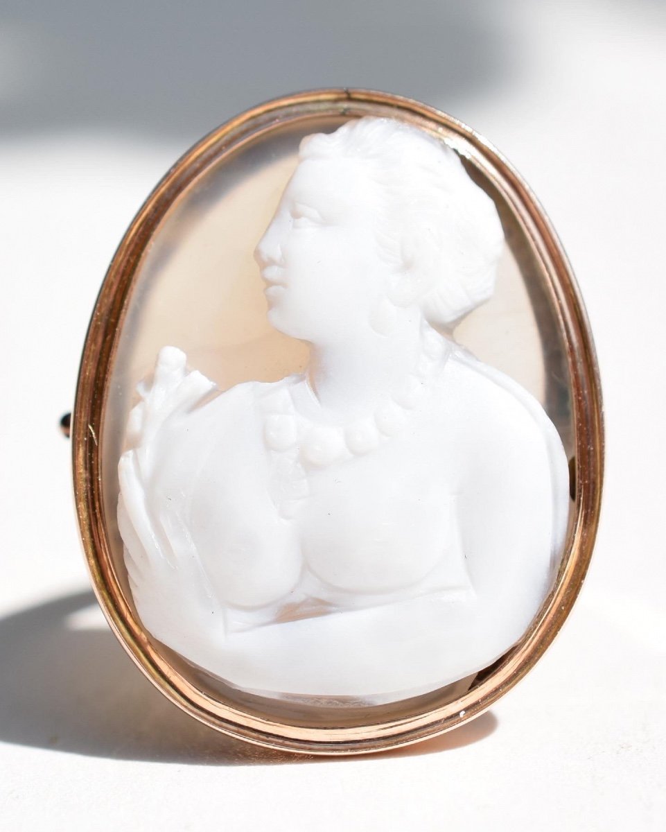 Gold Ring With An Agate Cameo Of Abundance Or Ceres. Italian, 16th Century.