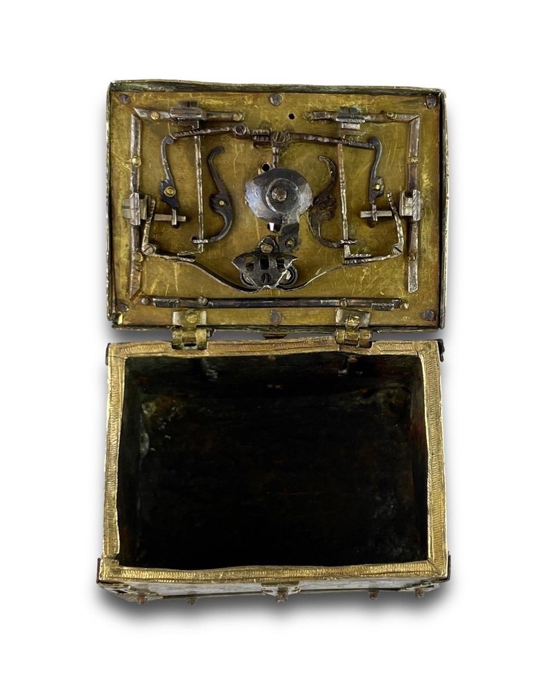 Coffret à bijoux en laiton doré à la manière de Michel ou Conradt Mann, XVIIe siècle. -photo-1