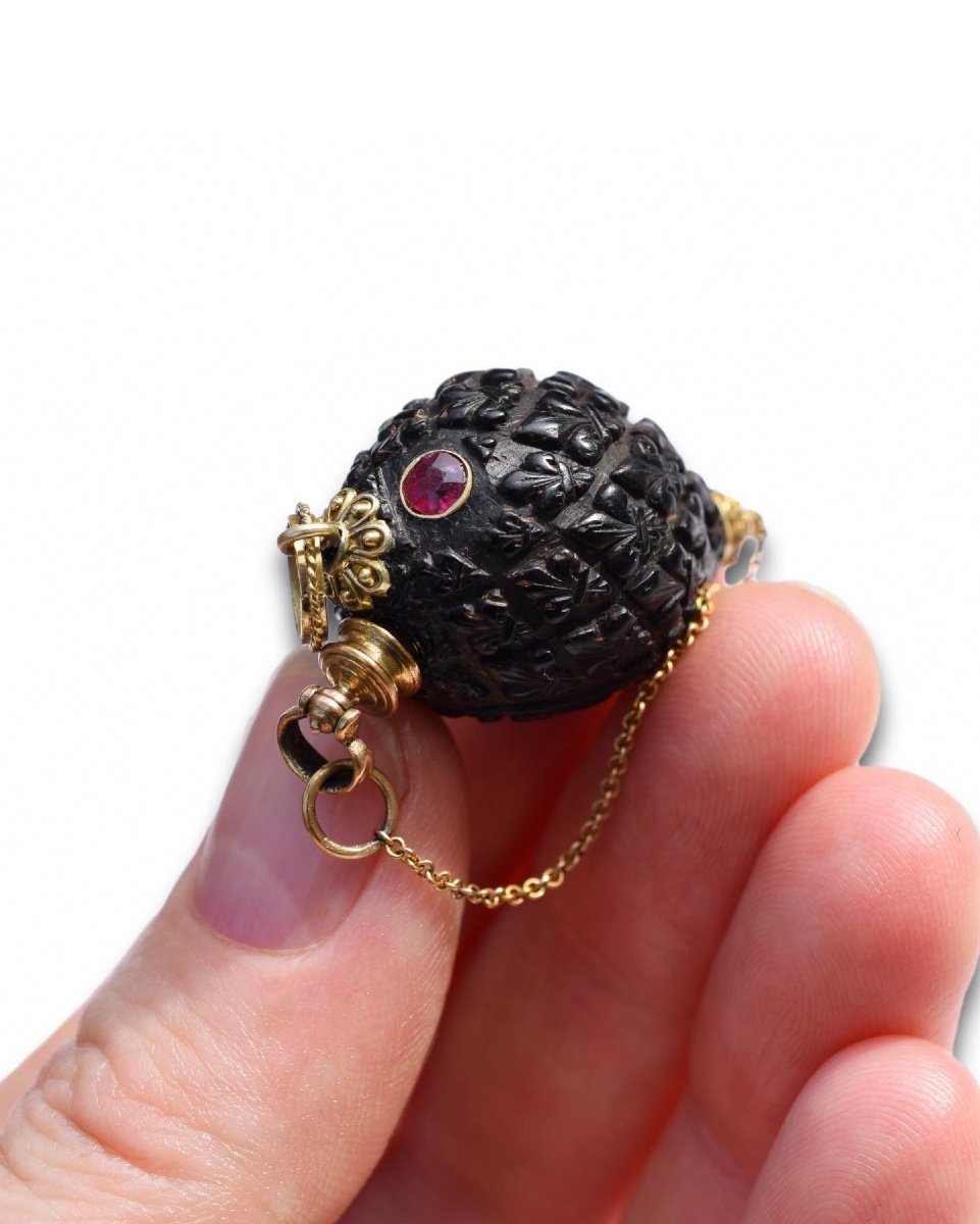 Pendentif De Fiole De Noix De Coco Ours Bogue Monté En Or Miniature. Français, XVIIIe Siècle.  -photo-2