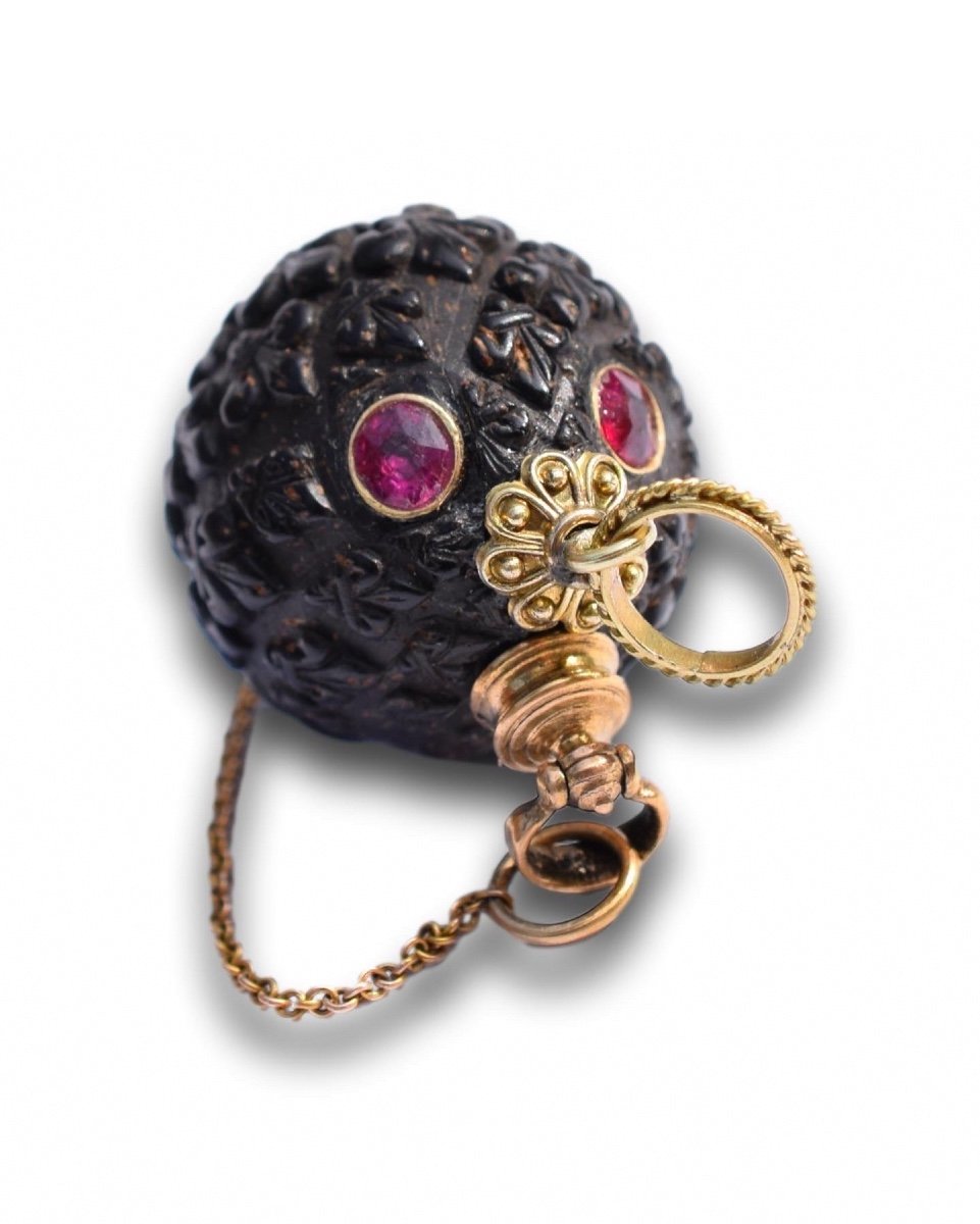 Pendentif De Fiole De Noix De Coco Ours Bogue Monté En Or Miniature. Français, XVIIIe Siècle.  -photo-1