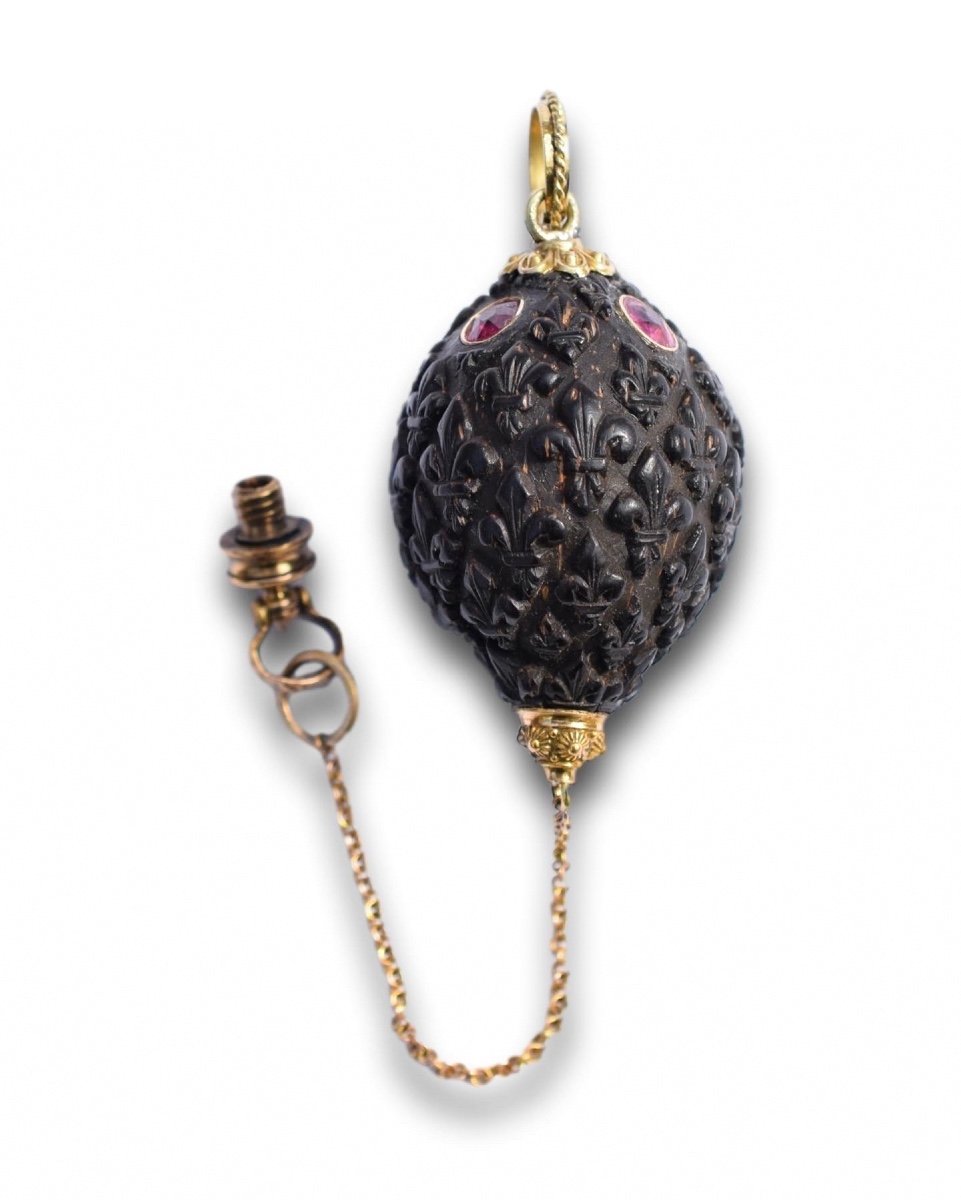 Pendentif De Fiole De Noix De Coco Ours Bogue Monté En Or Miniature. Français, XVIIIe Siècle.  -photo-5