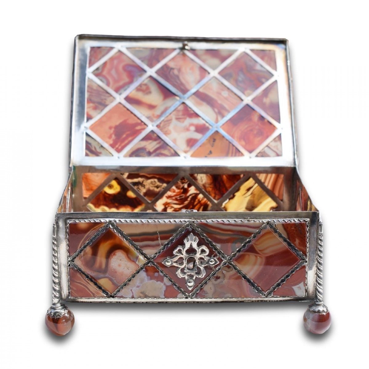 Silver Casket Set With Harlequin Panels Of Agate. German, 18th Century.-photo-4