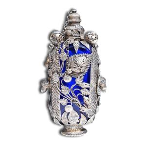 Extraordinaire Flacon De Parfum En Verre Bleu Monté Sur Argent. Allemand, Fin Du XVIIIe Siècle.