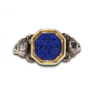 Bague Baroque Avec Une Intaille En Lapis-lazuli De La Crucifixion. Allemand, Ch. 1670.