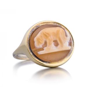 Bague En Or Avec Un Camée En Agate d'Une Lionne Marchant à Grands Pas. Européen, XVIIe Siècle.