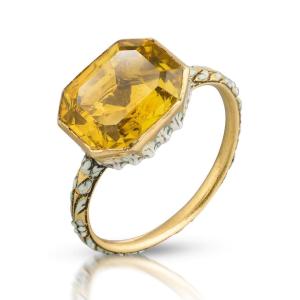 Rare Bague En Or émaillé Sertie d'Une Grosse Pâte Jaune. Anglais, XVIIe Siècle. 