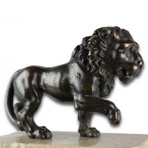 Modèle En Bronze d'Un Lion Médicis. Italien, XVIIIe Siècle.  