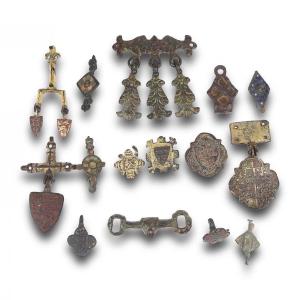 Quinze Pendentifs De Harnais De Cheval Romains Et Médiévaux En Bronze Doré Et émaillé.