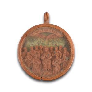 Pendentif En Bois De Cyprès Avec Une Micro Sculpture. Mont Athos, Grèce, XIXe Siècle.