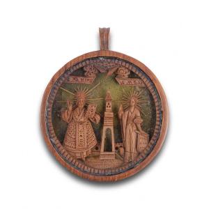 Pendentif En Bois De Cyprès Avec Une Micro Sculpture. Mont Athos, Grèce, XIXe Siècle. 