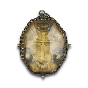 Pendentif Reliquaire En Cristal De Roche Monté Sur Vermeil. Espagnol, Début Du XVIIe Siècle 