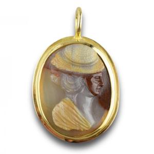 Pendentif En Or Avec Un Camée Inhabituel d'Une Femme. Français, Fin Du XVIIIe Siècle.  