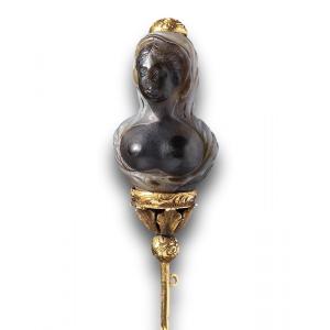 Broche En Or Avec Une Sculpture En Agate d'Un Buste Féminin. Italien, XVIIe Siècle. 