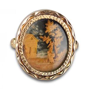 Remarquable Bague En Or Sertie d'Une Micro Sculpture Sur Bois. Français, Fin Du XVIIIe Siècle. 