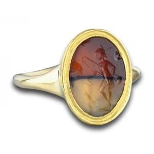 Bague En Or Avec Une Ancienne Intaille d'Un Pêcheur. Romain, 1er - 2ème Siècle Après Jc. 