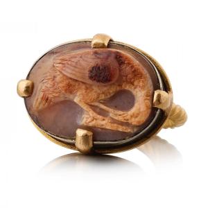 Bague En Or Avec Un Camée d'Oiseau En Sardonyx. Italien, 12ème - 13ème Siècle.  