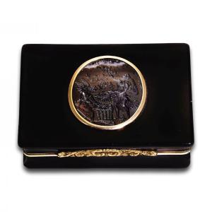 Gold And Tortoiseshell Snuff Box With An Agate Intaglio. English, 19th Century.