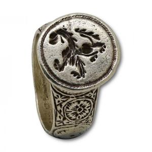 Bague Chevalière En Argent Gravée d'Un Lion. Hongrois, XVIIe Siècle.  Une Chevalière En Argent 