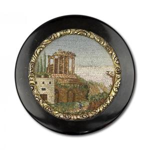 Tabatière En écaille De Tortue Montée En Or Avec Une Micromosaïque Du Temple De Vesta.  