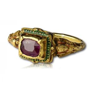 Bague Renaissance En Or Et émail Sertie d'Un Rubis. Europe Occidentale, XVIe Siècle.