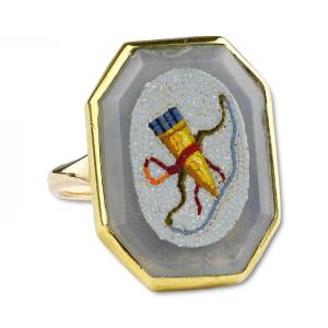 Bague En Or Sertie d'Une Micromosaïque Représentant Un Arc d'Amour Et Un Carquois De Flèches.  