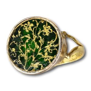 Bague En Or Sertie d'Une Plaque En Verre Vert Thewa. Anglais Et Indien, 19e Siècle.