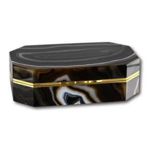 Fine Gilt Metal Mounted Specimen Agate Snuff Box. English, Early 19th Century.