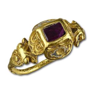 Bague Renaissance En Or Et émail Sertie d'Un Rubis. Europe Occidentale, XVIe Siècle. 