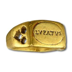 Bague ancienne en or gravée du prénom LUPATUS. Romain, 3ème/4ème siècle après JC. 