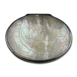 Tabatière En Argent Et Nacre. Chine Et Angleterre, Début Du XVIIIe Siècle. 