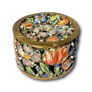 Pomme De Senteur En Or émaillé Et Décoré De Fleurs. France, Milieu Du XVIIe Siècle.  