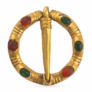 Broche-anneau En Or Ornée De Pierres De Verre. Française Ou Anglaise, XIIIe Siècle.  