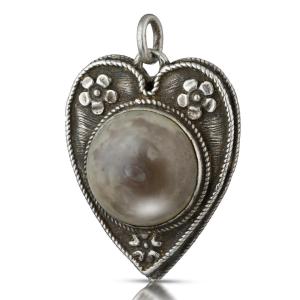 Pendentif En Argent En Forme De Cœur Orné d'Une Pierre Crapaud. Allemagne, XVe/xvie Siècle. 