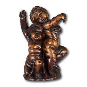 Groupe figuratif en noyer représentant deux putti. Flamand, XVIIe/XVIIIe siècle.  