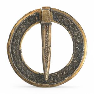 Broche médiévale en argent vermeil et nielle. Anglaise ou française, XIVe siècle. 