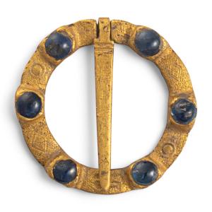 Broche-bague en or sertie de saphirs et gravée d'une fleur de lys. France, XIVe siècle  