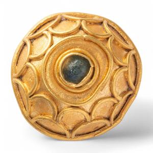Bouton bombé en or serti d'un cabochon en verre vert. Anglo-saxon, VIIe siècle apr. J.-C.  