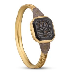 Early Eighteenth-century Gold Mourning Ring With Monogram And Vanitas Device.