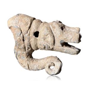 Bec verseur anthropomorphe en plomb en forme de chien. Angleterre, XVIe siècle.  