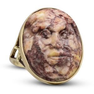 Bague camée à visage comique en marbre de Brescia, XVIIe-XVIIIe siècle ; monture du XIXe siècle