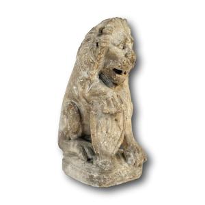 Lion héraldique en marbre à écusson fleur-de-lys. France, XVIIe siècle.
