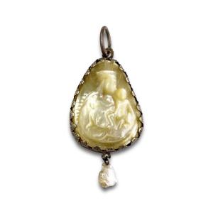 Pendentif camée en nacre de la Vierge à l'Enfant. Allemand, XVe siècle.