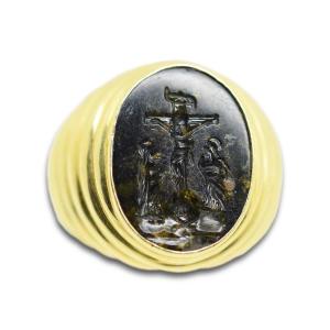 Intaglio Ring In Moss Agate With The Crucifixion. Italian, Late Sixteenth Century.