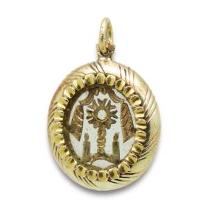 Charming Small Devotional Pendant In Gold. Spanish, 19th Century.