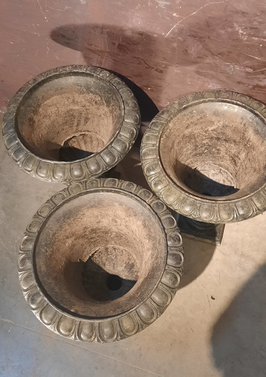 Set Of Four Medici Vases In Cast Iron-photo-2