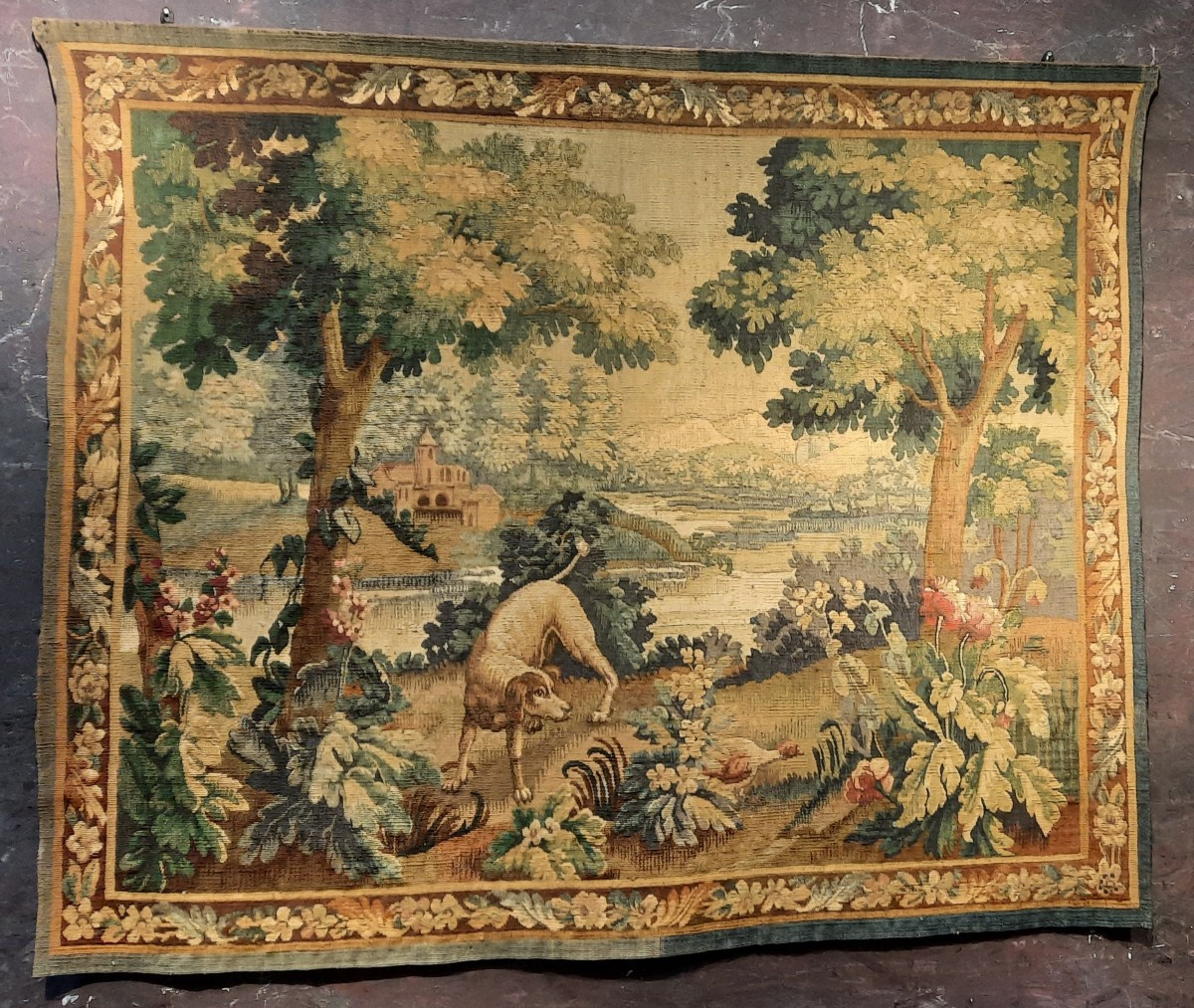 Tapisserie Aubusson 18ème représentant un chien à la chasse